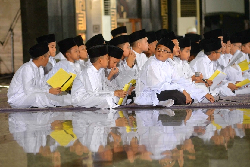  Santri PPPA Darul Quran melantunkan Shalawat Nabi dalam acara Dzikir Nasional 2014 di Masjid At-Tin, Jakarta, Rabu (31/12).  (Republika/Yasin Habibi)