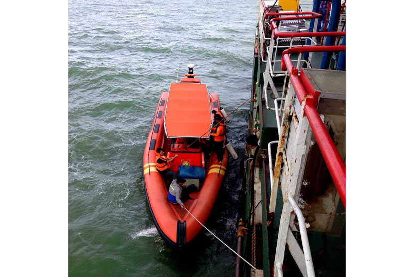 Kapal Baruna Jaya I-BPPT sedang melaksakan Operasi Side Scan Sonar dan Multibeam Echo Sounder guna mencari pesawat AirAsia di dasar laut, Jumat (2/1).