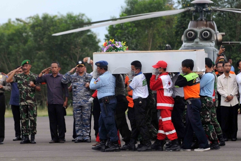  Tim SAR gabungan membawa peti jenazah korban kecelakaan pesawat Airasia QZ-8501 di Lanud Iskandar, Pangkalan Bun, Kalimatan Tengah, Jumat (2/1), untuk diterbangkan ke Surabaya. (Republika/Agung Supriyanto)