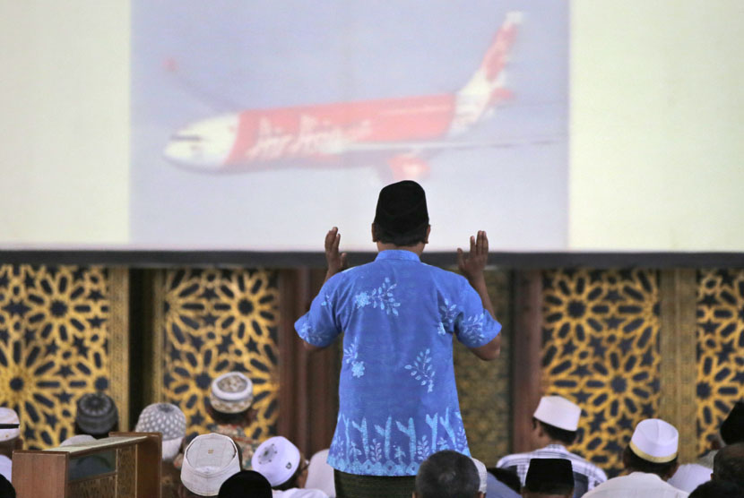  Jamaah Masjid Nasional Al AKbar di Surabaya memanjatkan doa usai melaksanakan Salat Ghaib, Jumat (2/1), untuk mendoakan korban kecelakaan pesawat Air Asia QZ-8501. (AP/Dita Alangkara) 