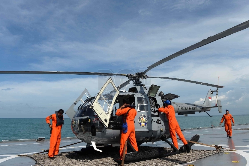   Prajurit TNI AL memeriksa helikopter yang digunakan dalam operasi pencarian pesawat Air Asia QZ 8501 di KRI Banda Aceh, Perairan Laut Jawa, Senin (5/1). (Repubika/Wihdan) 