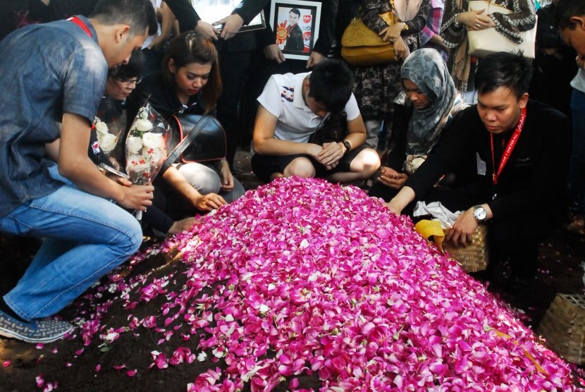 Kerabat dan kolega menghadiri pemakaman pramugara AirAsia QZ8501 Wismoyo Ari Prambudi (24) di Jetak Lor, Bareng Lor, Klaten, Jawa Tengah, Senin (5/1).  (Antara/Andika Betha)