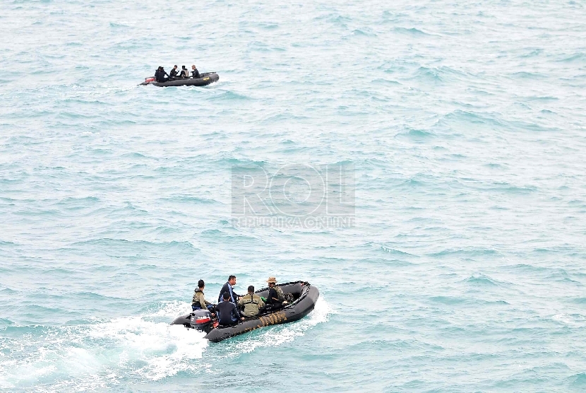  Satgas Gabungan TNI AL dengan menggunakan perahu karet, mencari badan pesawat Air Asia QZ 8501 di Perairan Laut Jawa, Ahad (4/1). (Repubika/Wihdan)