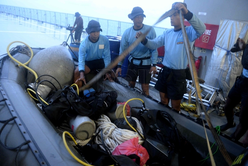 Satgas Gabungan TNI AL mempersiapkan perahu karet di KRI Banda Aceh, Perairan Laut Jawa, Ahad (4/1), untuk mencari badan pesawat Air Asia QZ 8501. (Repubika/Wihdan)