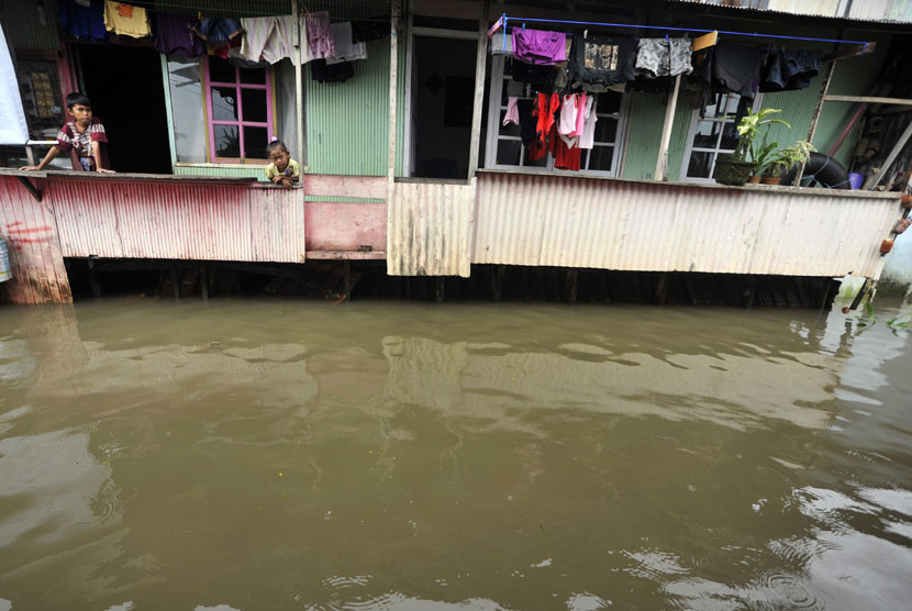  Dua anak berada di rumah mereka ketika banjir menggenangi kompleks Swadaya, Kelurahan Batua Raya, Makassar (ilustasi)