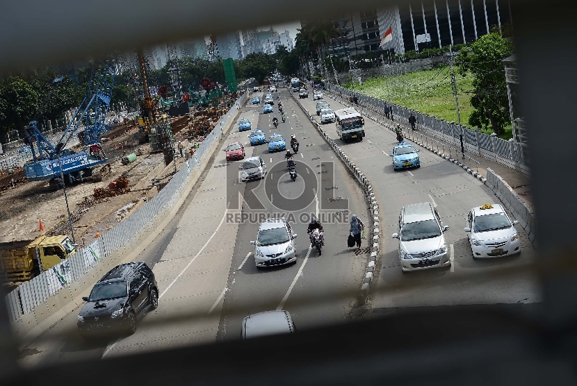  Sejumlah pengendara sepeda motor melintas di Jalan Sudirman, Jakarta Selatan, Selasa (6/1).  (Republika/Raisan Al Farisi)