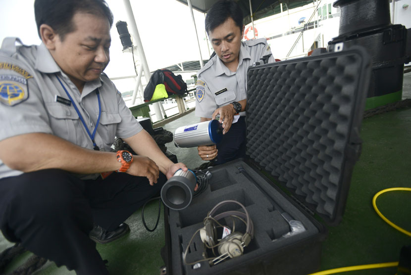 Tim Komite Nasional Keselamatan Transportasi (KNKT) memeriksa kesiapan alat 'ping locator' di atas Kapal Negara Andromeda sebelum bertolak dari Pelabuhan Kumai, Kalimantan Tengah, Selasa (6/1). (Antara/Fanny Octavianus)