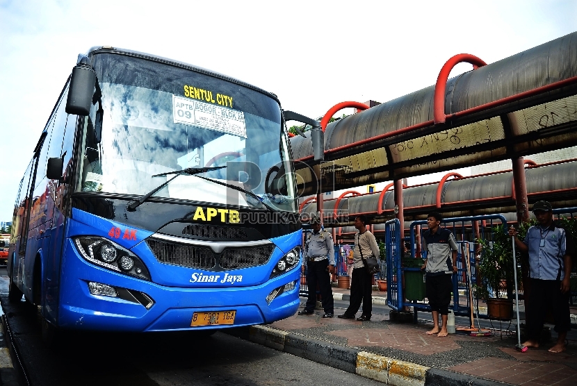   Suasana naik turun penumpang bus Angkutan Perbatasan Terintegrasi Bus TransJakarta (APTB) di Terminal Blok M, Jakarta Selatan, Rabu (7/1). (Republika/Raisan Al Farisi)