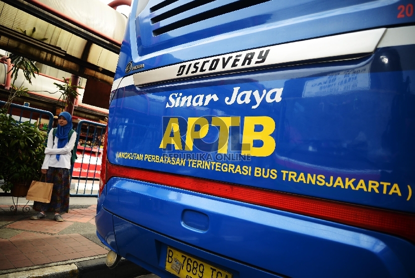   Suasana naik turun penumpang bus Angkutan Perbatasan Terintegrasi Bus TransJakarta (APTB) di Terminal Blok M, Jakarta Selatan, Rabu (7/1). (Republika/Raisan Al Farisi)