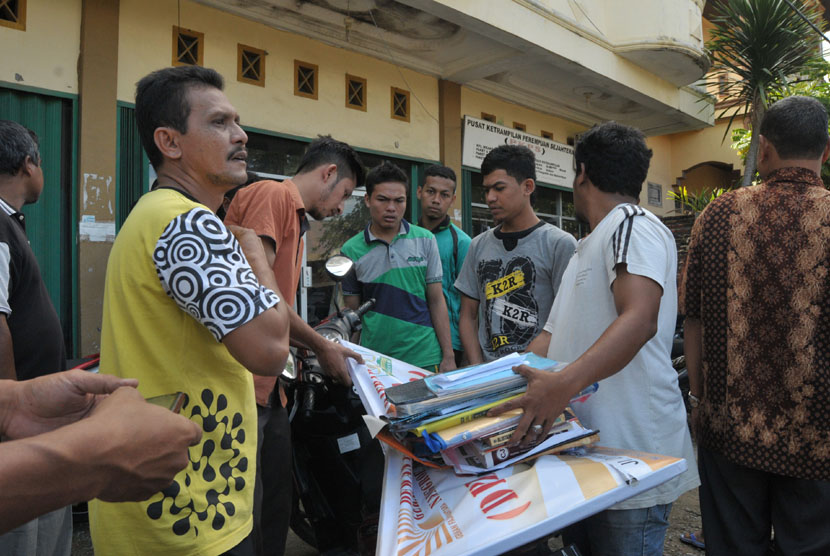  Warga menyita sejumlah dokumen milik  kelompok Gerakan Fajar Nusantara (GAFATAR) setelah dilakukan penggeledahan di  kantor DPD GAFATAR, Desa Lamgapang, Kecamatan Ulee Kareng, Banda Aceh, Rabu (7/1). (Antara/Ampelsa)