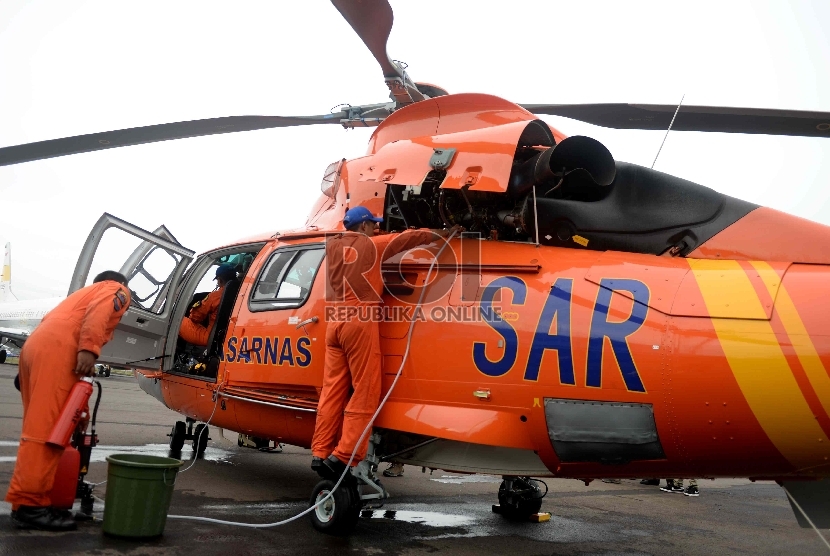 Petugas melakuan perawatan Helikopter milik Basarnas (Ilustrasi)