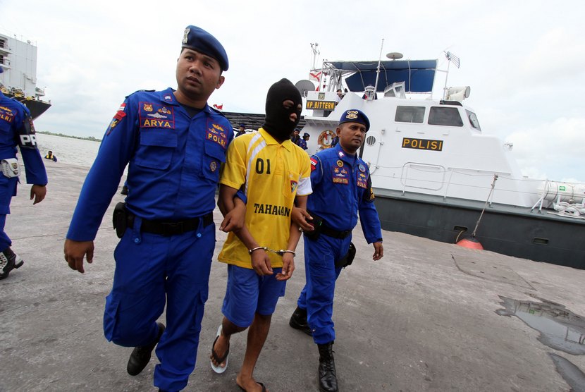   Polisi perairan Polda Sumut menangkap seorang kapten kapal nelayan asing ketika diamankan di Pelabuhan Belawan Medan, Sumut, Kamis (8/1).  (Antara/Septianda Perdana)