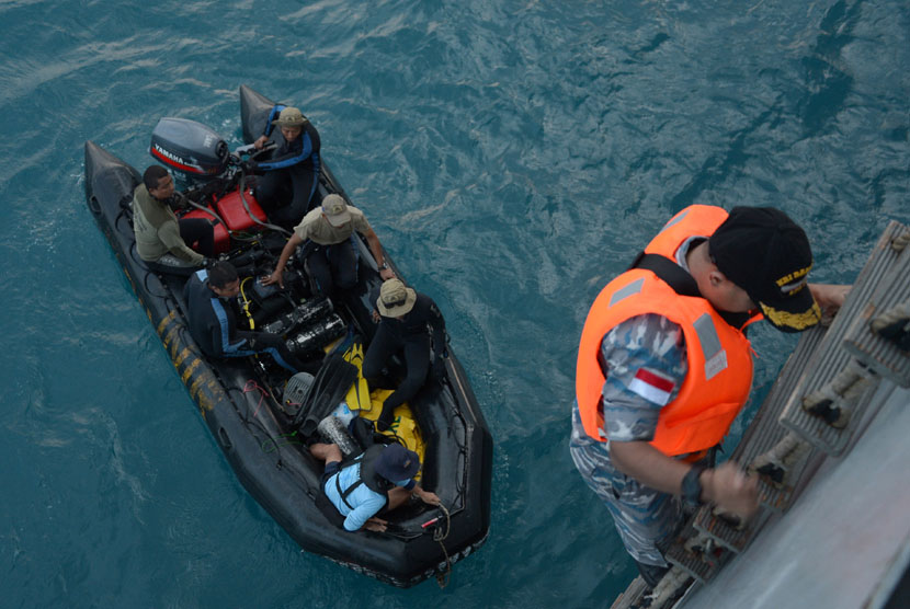    Penyelam Angkatan Laut bersiap untuk melakukan operasi pengangkatan ekor pesawat AirAsia di Laut Jawa, Jumat (9/1).  (Antara/Pool/Adek Berry)