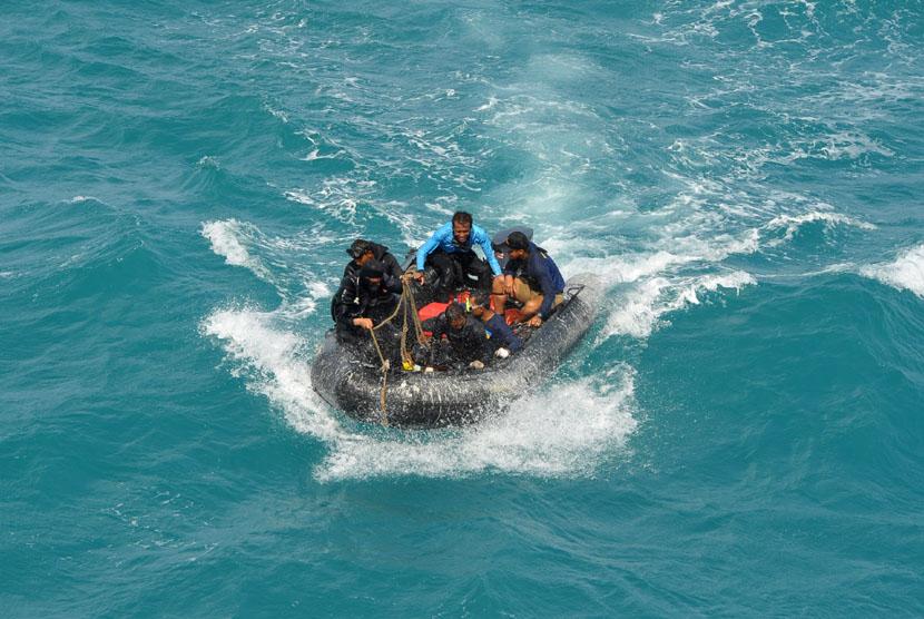    Penyelam TNI AL melakukan pencarian serpihan pesawat dan jenasah korban pesawat AirAsia di perairan laut Jawa, Jumat (9/1).  (Antara/Rekotomo)