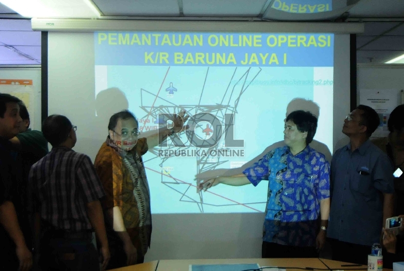   Menko Kelautan dan Kemaritiman, Indroyono Soesilo mendengarkan penjelasan peneliti BPPT mengenai titik koordinat kotak hitam ( Black Box) pesawat Air Asia QZ8501 di Kantor BPPT, Jakarta, Ahad (11/1). (Republika/Agung Supriyanto)