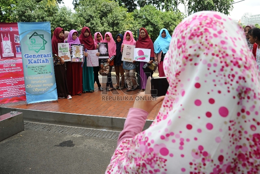  Komunitas Dakwah Akhwat Mulia dan Generasi Kaffah menggelar sosialisasi jilbab syar'i di Jakarta, Ahad (11/1). ( Republika/Tahta Aidilla)