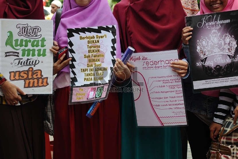  Komunitas Dakwah Akhwat Mulia dan Generasi Kaffah menggelar sosialisasi jilbab syar'i di Jakarta, Ahad (11/1). ( Republika/Tahta Aidilla)