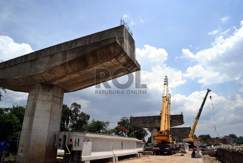  Pekerja sedang mengerjakan pembangunan konstruksi Tol Bekasi-Cawang-Kampung Melayu (Becakayu) di Pondok Kelapa, Jakarta Timur, Ahad (11/1). (Republika/Tahta Aidilla)
