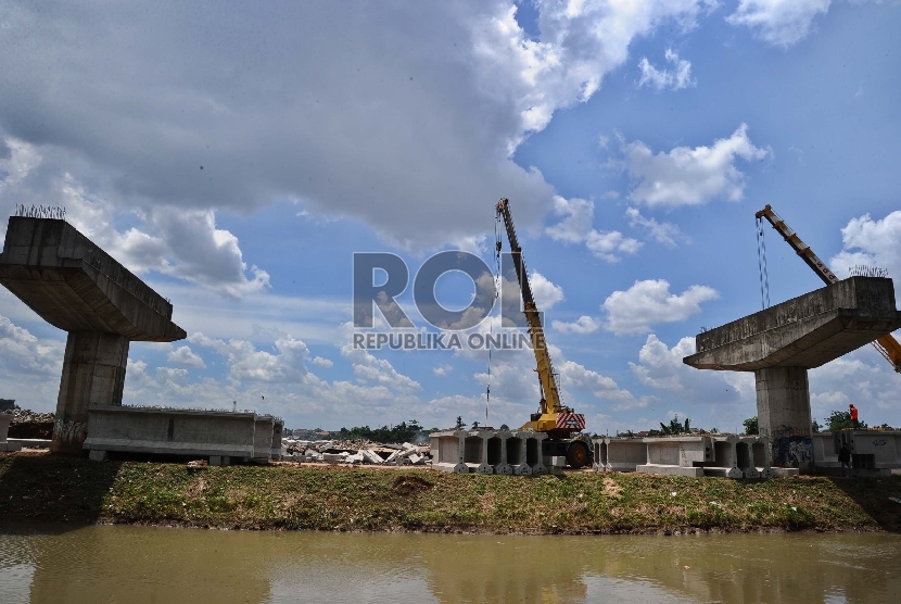  Pekerja sedang mengerjakan pembangunan konstruksi Tol Bekasi-Cawang-Kampung Melayu (Becakayu) di Pondok Kelapa, Jakarta Timur, Ahad (11/1). (Republika/Tahta Aidilla)