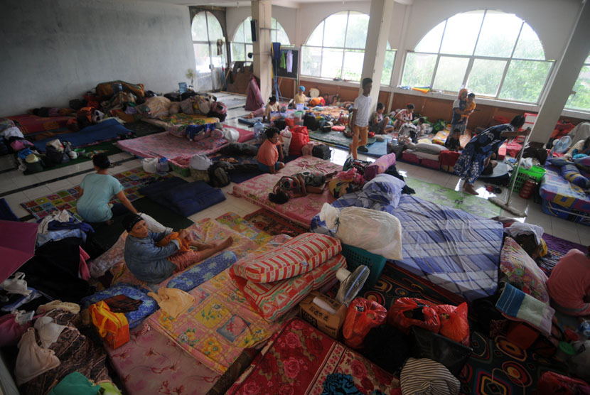  Sejumlah warga korban banjir yang mengungsi di Mesjid Nurul Huda, kelurahan Ketang Baru, Manado, Sulawesi Utara, Ahad (11/1). (Antara/Fiqman Sunandar)
