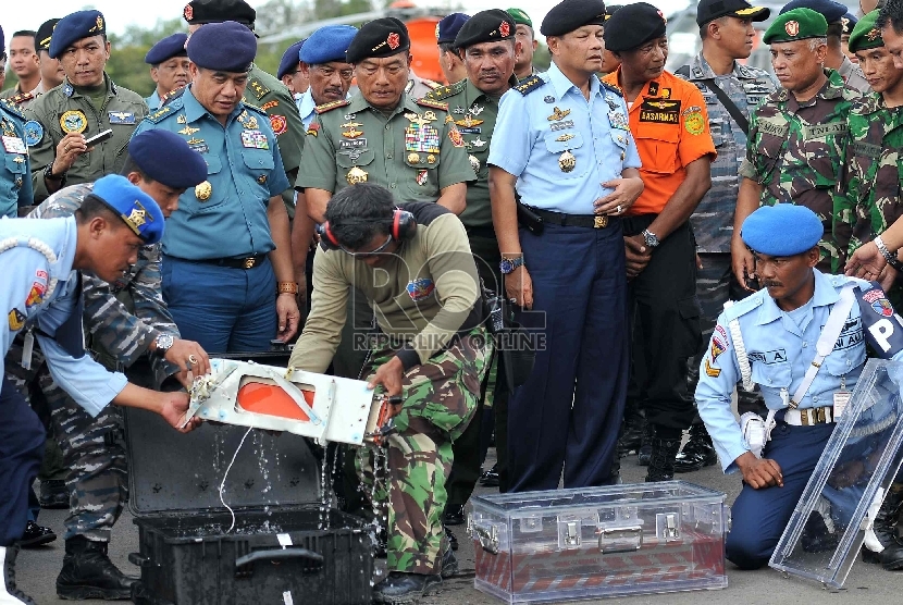  Satgab SAR TNI memindahkan FDR atau kotak hitam pasawat Air Asia QZ8501 ke dalam kotak berisi air di Lanud Iskandar, Pangkalan Bun, Kalteng, Senin (12/1). (Republika/Wihdan)