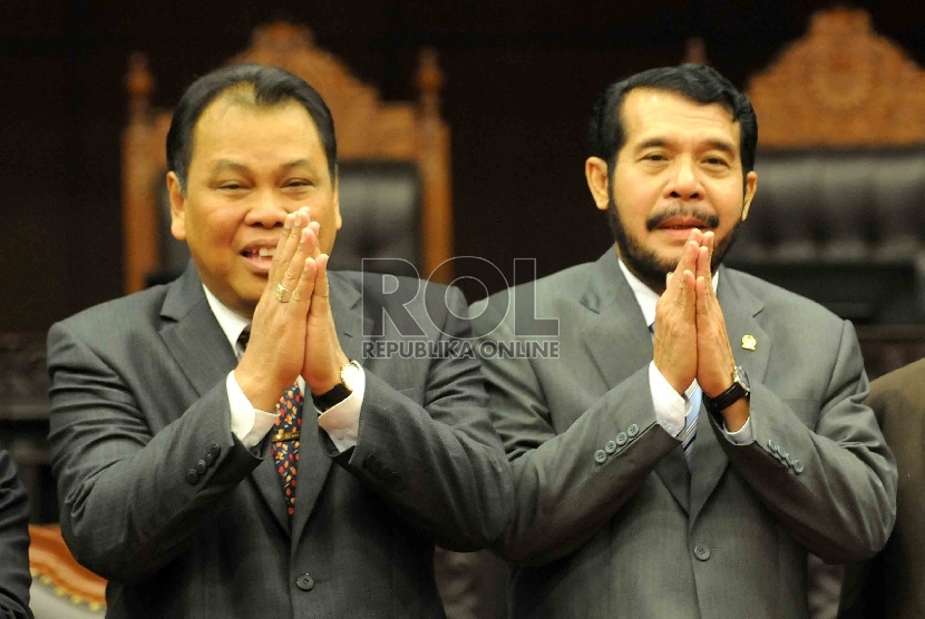  Ketua Mahkamah Konstitusi terpilih, Arief Hidayat (kiri) bersama Wakil Ketua Mahkamah Konstitusi terpilih , Anwar Usman (kanan) berfoto bersama di ruang sidang MK, Jakarta, Senin (12/1/).(Republika/Agung Supriyanto)