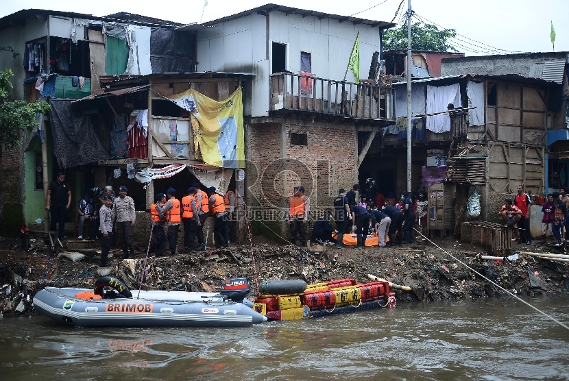  Sejumlah anggota kepolisian melakukan simulasi banjir yang diadakan di Sungai Ciliwung Kawasan Kampung Pulo, Jakarta Timur, Selasa (13/1).   (Republika/Raisan Al Farisi)