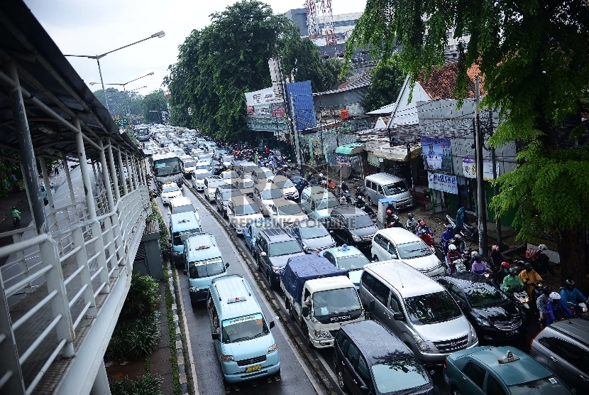  Ratusan kendaraan terjebak kemacetan usai hujan deras di Jalan Otista, Jakarta Timur, Selasa (13/1).  (Republika/Raisan Al Farisi)