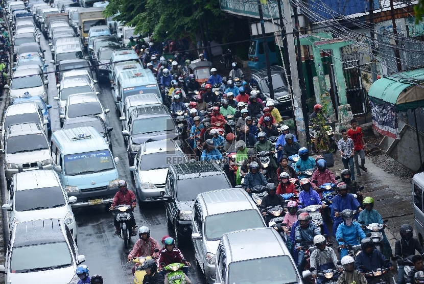  Ratusan kendaraan terjebak kemacetan usai hujan deras di Jalan Otista, Jakarta Timur, Selasa (13/1).  (Republika/Raisan Al Farisi)