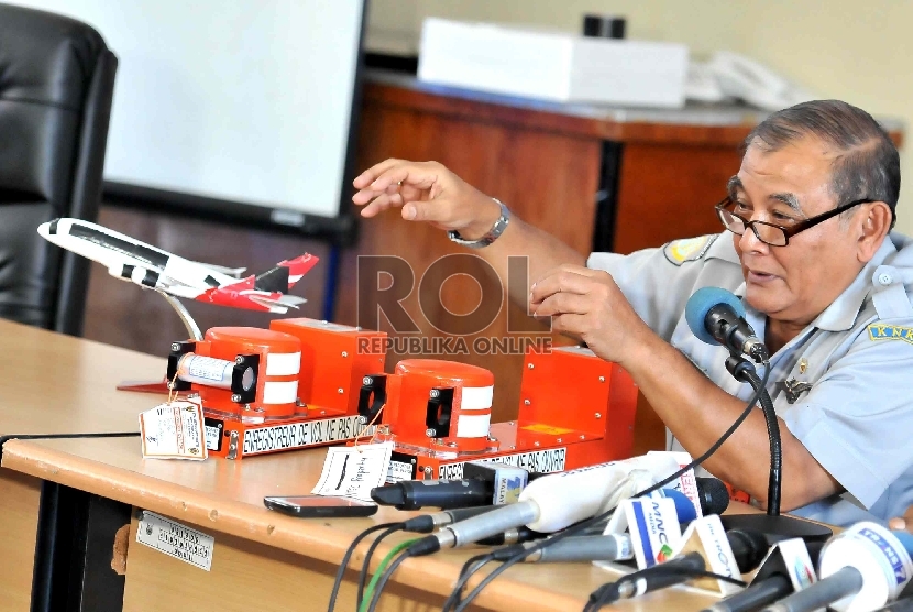  Ketua KNKT Tatang Iskandar memberikan paparan kepada wartawan di Posko Utama Pencarian Pesawat Air Asia QZ8501, Lanud Iskandar, Pangkalan Bun, Kalteng, Selasa (13/1).  (Republika/Wihdan)