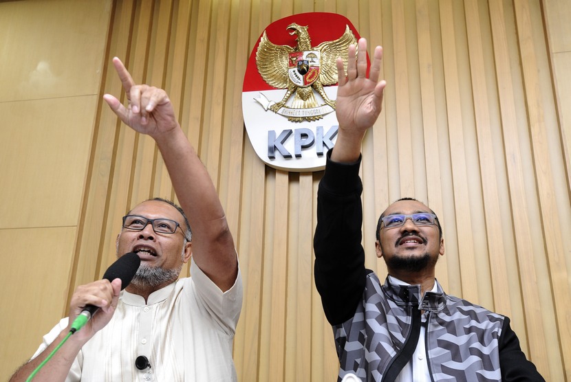 Ketua KPK Abraham Samad (kanan) bersama Wakil Ketua Bambang Widjojanto memberikan keterangan terkait penetapan tersangka calon Kapolri Komjen Pol Budi Gunawan di Gedung KPK Jakarta, Selasa (13/1). (Antara/Wahyu Putro A)