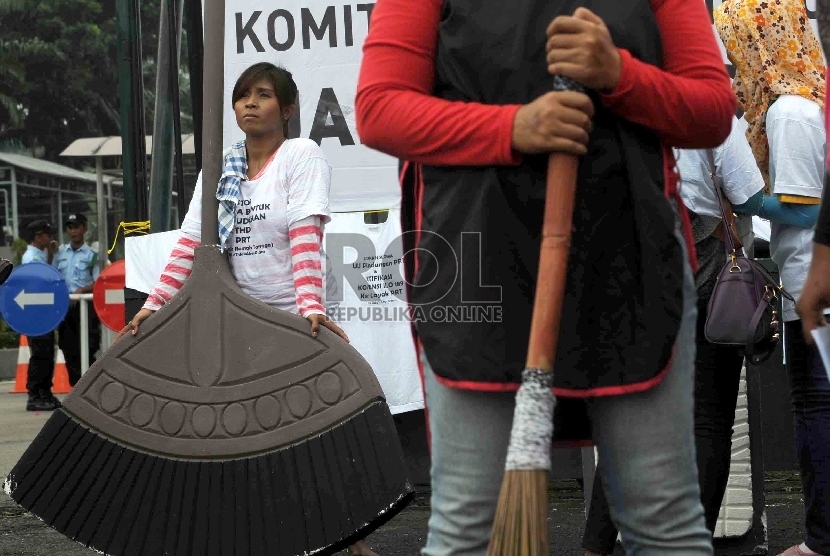  Pekerja rumah tangga (PRT) yang tergabung dalam Komite Aksi Perlindungan Pekerja Rumah Tangga dan Buruh Migran melakukan aksi unjuk rasa di depan Gedung DPR\MPR, Jakarta, Senin (13/1).  (Republika/Agung Supriyanto)