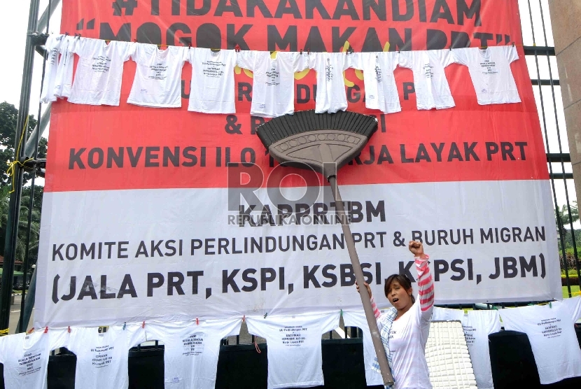  Pekerja rumah tangga (PRT) yang tergabung dalam Komite Aksi Perlindungan Pekerja Rumah Tangga dan Buruh Migran melakukan aksi unjuk rasa di depan Gedung DPR\MPR, Jakarta, Senin (13/1).  (Republika/Agung Supriyanto)