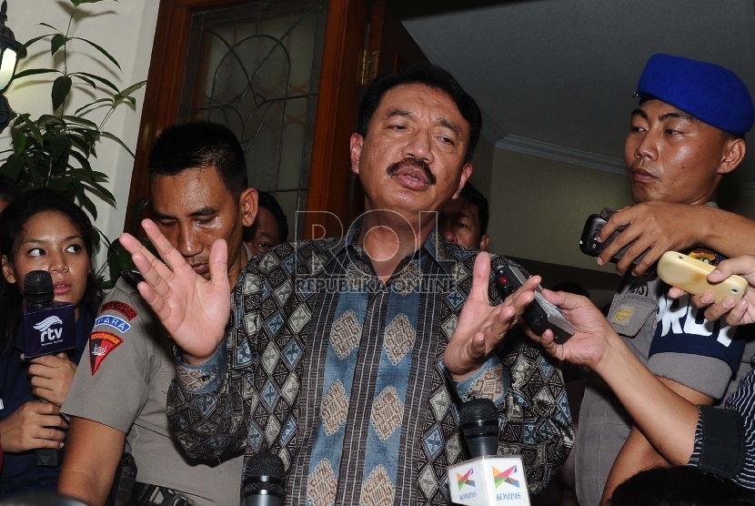  Calon Kapolri Komjen Budi Gunawan berbicara kepada media usai melakukan pertemuan dengan DPR dikediamannya, Jakarta, Selasa (13/1).  (Republika/Tahta Aidilla)