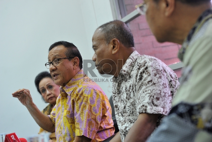   Ketua Dewan Pertimbangan Partai Golkar Akbar Tandjung bersama para tokoh dan anggota Dewan Pertimbangan Golkar bersiap memberikan keterangan pers di Jakarta, Rabu (14/1). (Republika/Edwin Dwi Putranto)