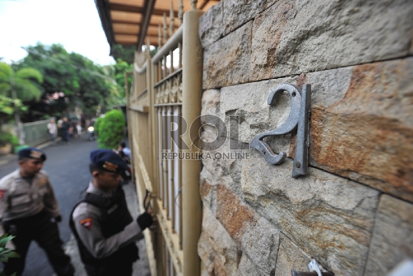  Sejumlah aparat Brimob Polri melakukan penjagaan di rumah calon Kapolri Komjen Pol Budi Gunawan di Jalan Duren Tiga Barat VI, Duren Tiga, Pancoran, Jakarta Selatan, Rabu (14/1). (Republika/Edwin Dwi Putranto)