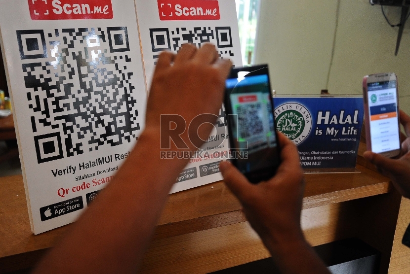  Warga sedang menscan barcode verify Halal MUI Resto di Jakarta, Rabu (14/1). (Republika/Tahta Aidilla)