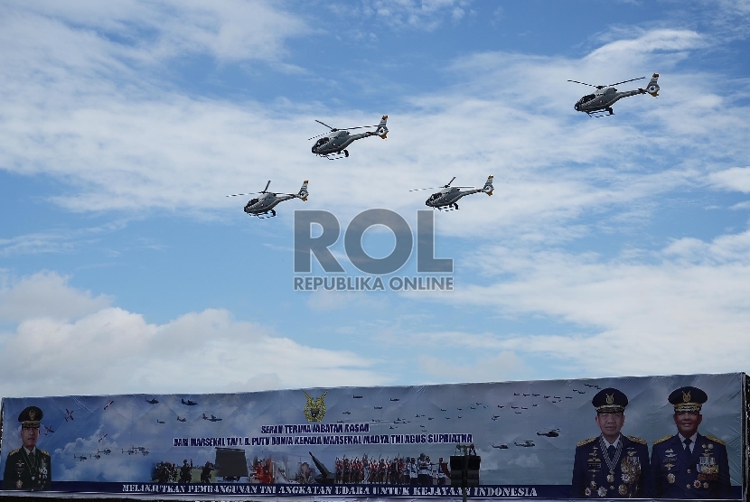  Sejumlah helikopter milik TNI AU melakukan atraksi di Lapangan Udara Halim Perdanakusuma, Jakarta Timur, Kamis (15/1).( Republika/Raisan Al Farisi)