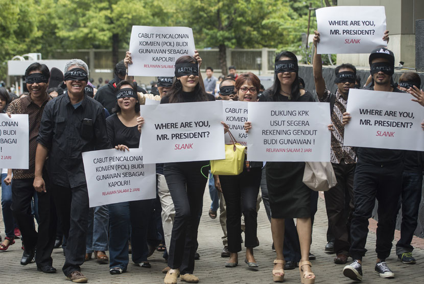  Koalisi masyarakat sipil yang terdiri dari pegiat antikorupsi, seniman, dan tokoh masyarakat berjalan bersama dengan mata tertutup di halaman gedung KPK, Jakarta, Kamis (15/1).(Antara/Rosa Panggabean)