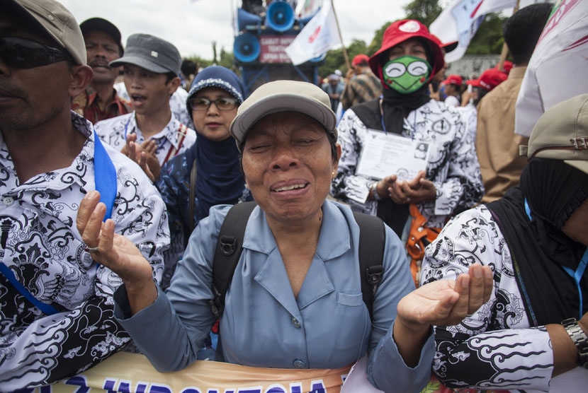   Para pegawai honorer kategori dua (K2) berunjuk rasa di depan Istana Merdeka, Jakarta, Kamis (15/1).  (Antara/Sigid Kurniawan)