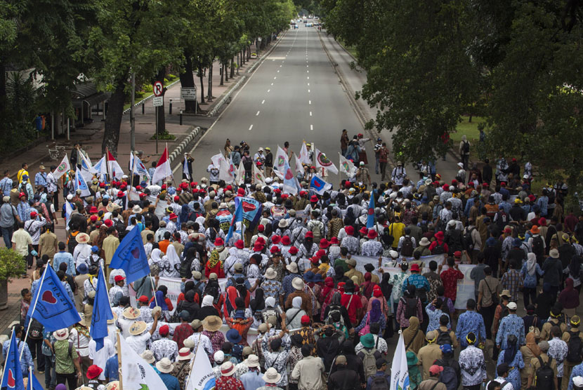 Ratusan pegawai honorer kategori dua (K2) dari berbagai daerah di Indonesia berjalan dari Jalan Medan Merdeka Barat menuju Istana Merdeka untuk berunjuk rasa di Jakarta, Kamis (15/1). (Antara/Sigid Kurniawan)