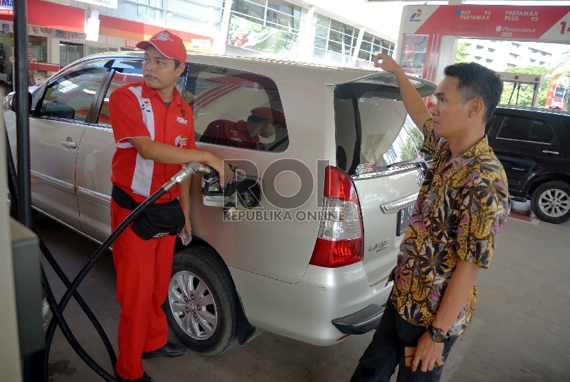   Petugas mengisikan Bahan Bakar Minyak (BBM) kepada konsumen di salah satu SPBU di Jakarta, Jumat (16/1).   (Republika/ Yasin Habibi)