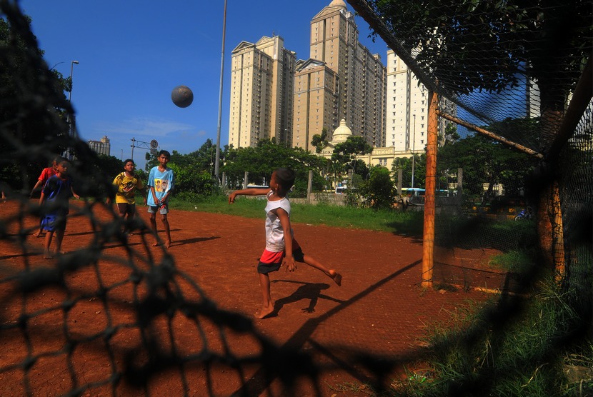  Sejumlah anak bermain sepak bola di sebuah lahan kosong di kawasan Kemayoran, Jakarta, Jumat (16/1).  (Antara/Zabur Karuru)