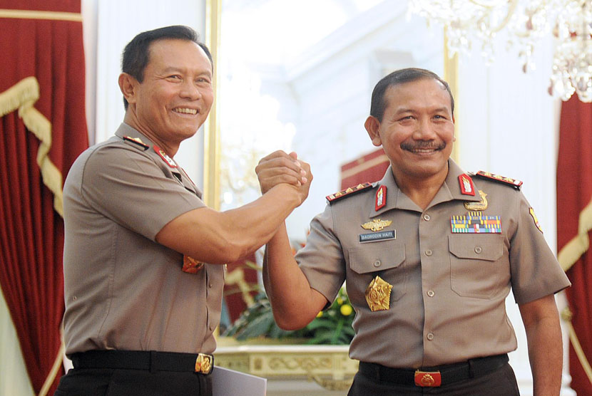  Mantan Kapolri Jenderal Pol Sutarman (kanan) melakukan salam komando dengan Plt Kapolri Komjen Pol Badrodin Haiti (kiri) di Istana Merdeka, Jakarta, Jumat (16/1).(Antara/Setpres-Rusman)