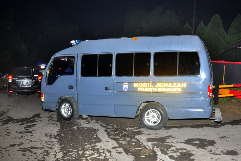  Mobil jenazah yang membawa jenazah terpidana mati kasus narkoba Tran Thi Bich Hanh keluar dari Markas Brimob Gunung Kendil, Boyolali, Jawa Tengah, Ahad (18/1) dini hari. (Antara/Aloysius Jarot Nugroho)