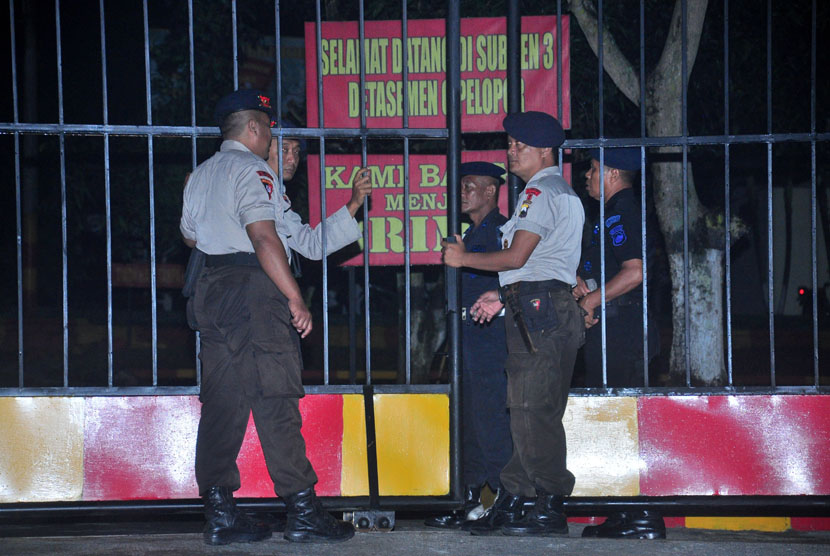   Sejumlah personel Brimob berjaga di depan gerbang menjelang eksekusi terpidana mati Tran Thi Bich Hanh di Markas Besar Brimob Gunung Kendil, Boyolali, Jawa Tengah, Sabtu (17/1) malam. (Antara/Aloysius Jarot Nugroho)