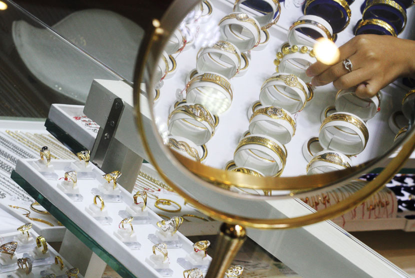 Penjual menata perhiasan emas di salah satu pusat penjualan emas di Jakarta, Senin (19/1). (Antara/M Agung Rajasa)