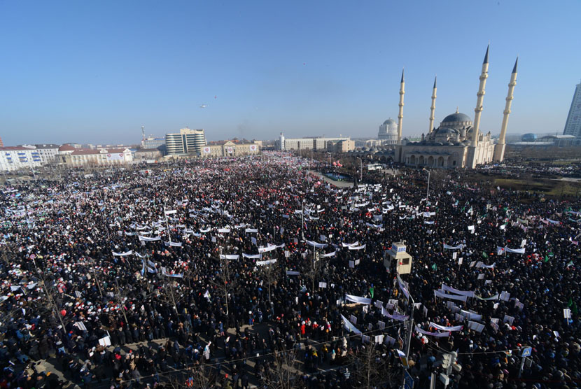  Ribuan massa umat Islam Chechnya melakukan aksi unjuk rasa mengecam majalah satir Perancis Charlie Hebdo di ibukota Chechnya, Grozny, Senin (19/1).  (AP/Musa Sadulayev)