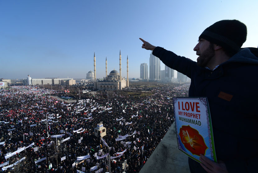  Ribuan massa umat Islam Chechnya melakukan aksi unjuk rasa mengecam majalah satir Perancis Charlie Hebdo di ibukota Chechnya, Grozny, Senin (19/1).  (AP/Musa Sadulayev)