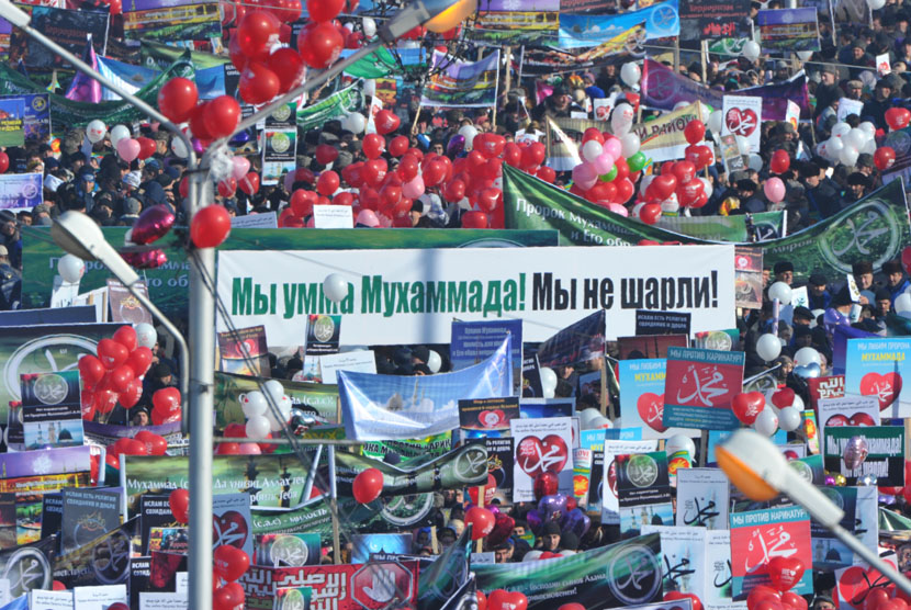   Ribuan massa umat Islam Chechnya membawa poster bertuliskan Saya Cinta Muhammad Saya Bukan Charlie, saat berunjuk rasa mengecam majalah satir Perancis Charlie Hebdo di ibukota Chechnya, Grozny, Senin (19/1).  (AP/Musa Sadulayev)